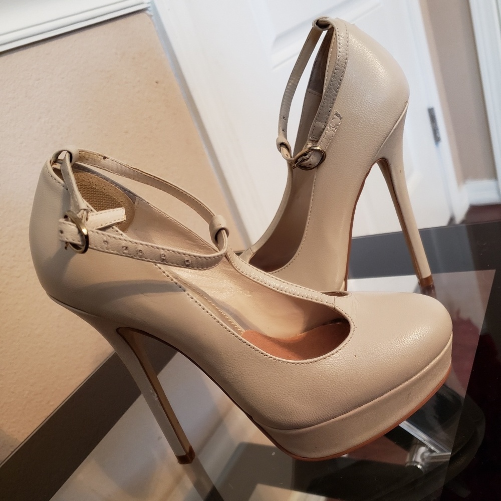 Size 5 Bakers beige pumps